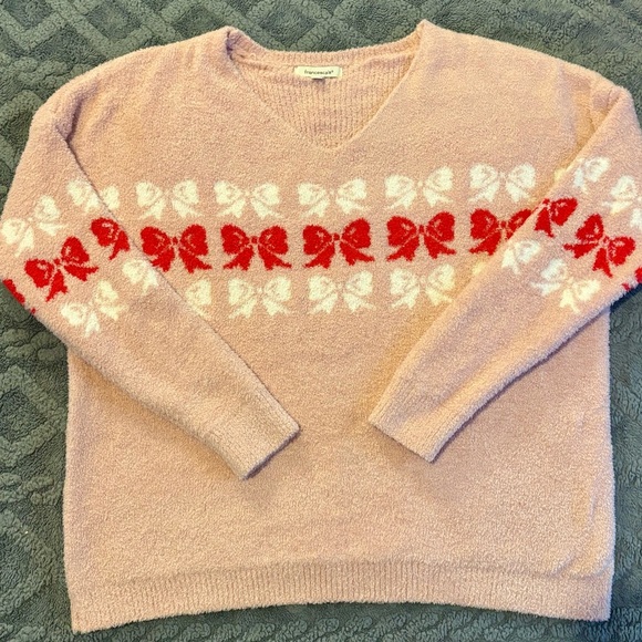 Francesca's Collections Blush V-Neck Sweater with Red and White Bow Pattern - Picture 4 of 9